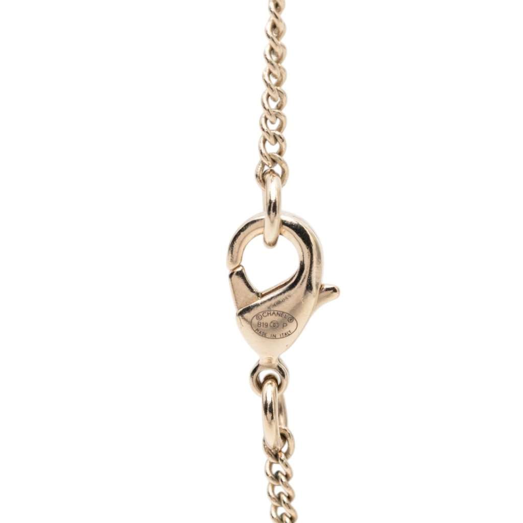 Chanel CC Gold Plated Strass Round Pendant Necklace Gold Metal Very good - Model View