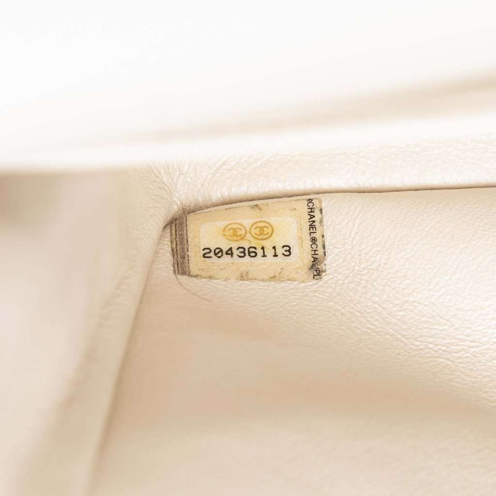 Chanel Medium Classic Caviar Double Flap White Leather Never worn, with tag - Box View