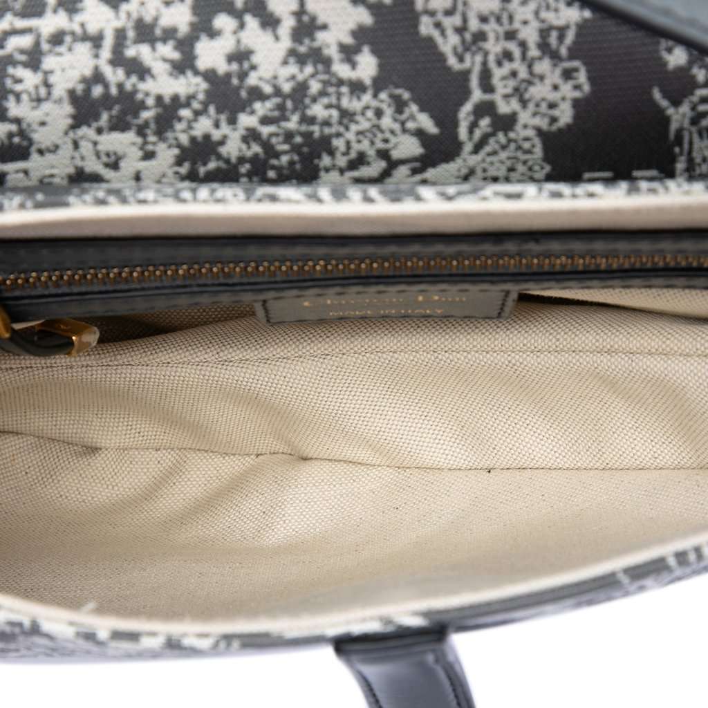 Dior Canvas Embroidered Reverse Toile De Jouy Saddle Bag Grey Very good condition - Model View