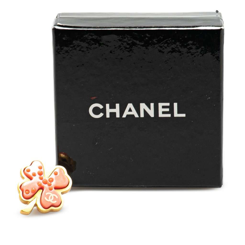 Chanel Gold Plated Resin Four Leaf Clover Brooch Gold Metal Very good condition - Model View