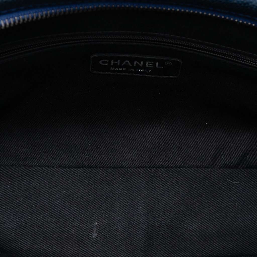 Chanel Jumbo Quilted Caviar Easy Flap Blue Leather Very good condition - Model View