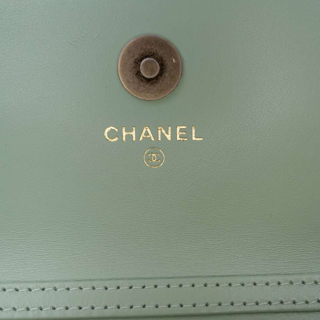 Chanel Mini CC Quilted Caviar Clutch With Chain Green Leather Very good - Box View