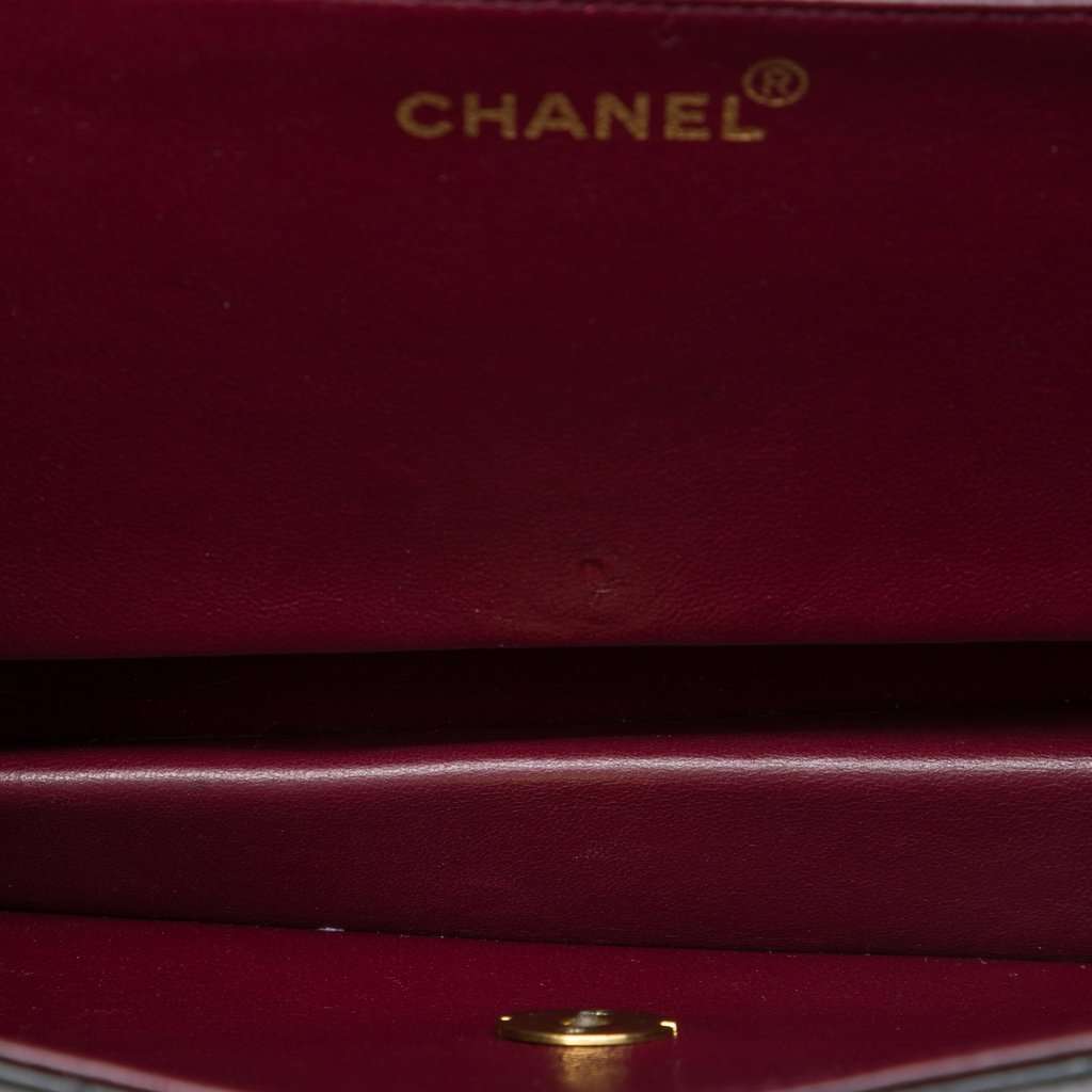 Chanel Medium CC Quilted Lambskin Single Flap Black Leather Very good condition - Model View