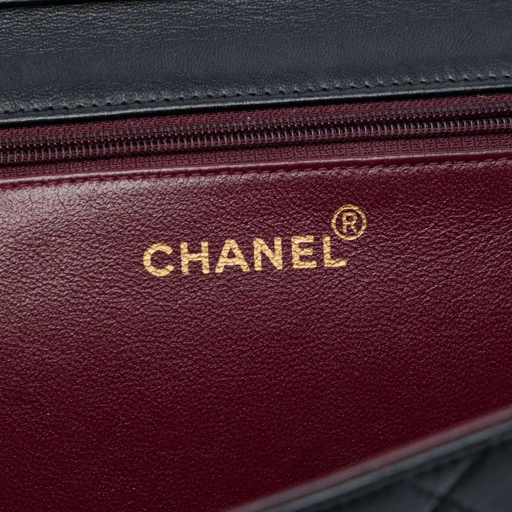 Chanel Medium CC Quilted Lambskin Single Flap Black Leather Very good condition - Box View