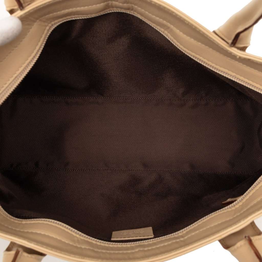 Gucci GG Canvas Tote Beige Very good - Model View