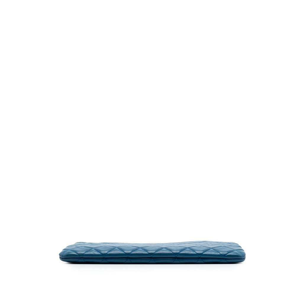 Chanel Medium Quilted Lambskin O Case Clutch Blue Leather Very good condition - Inside View