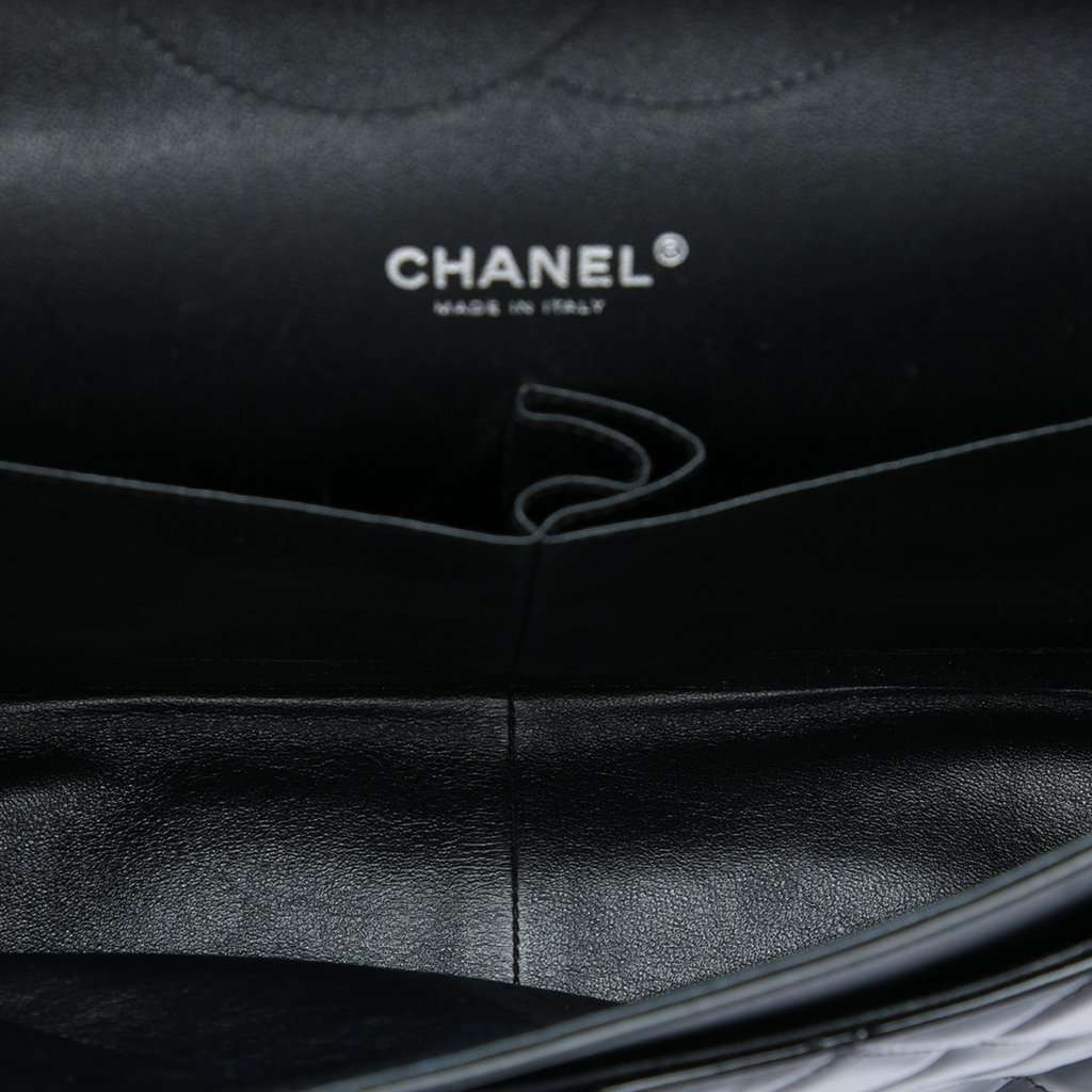 Chanel Jumbo Classic Patent Double Flap Black Leather Very good condition - Model View
