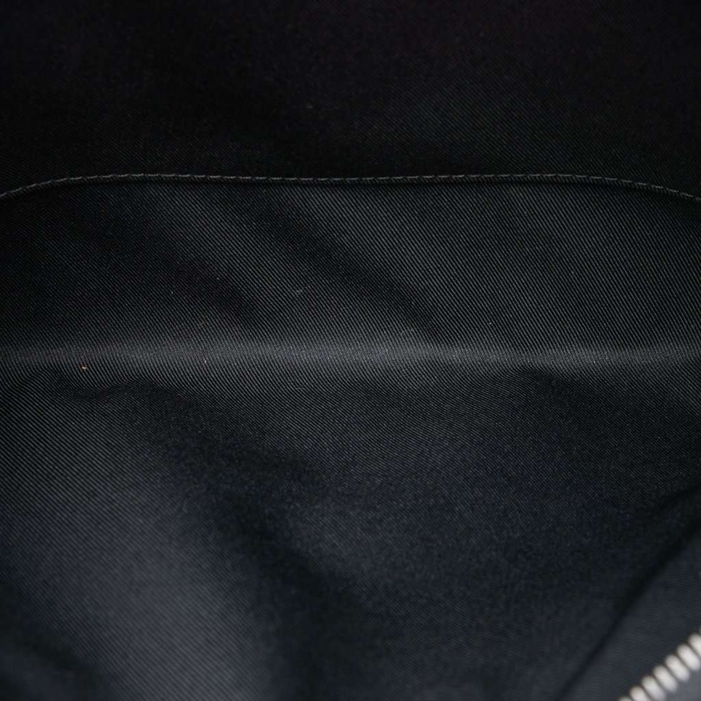Louis Vuitton Monogram Eclipse Discovery Pochette GM Black Very good condition - Model View