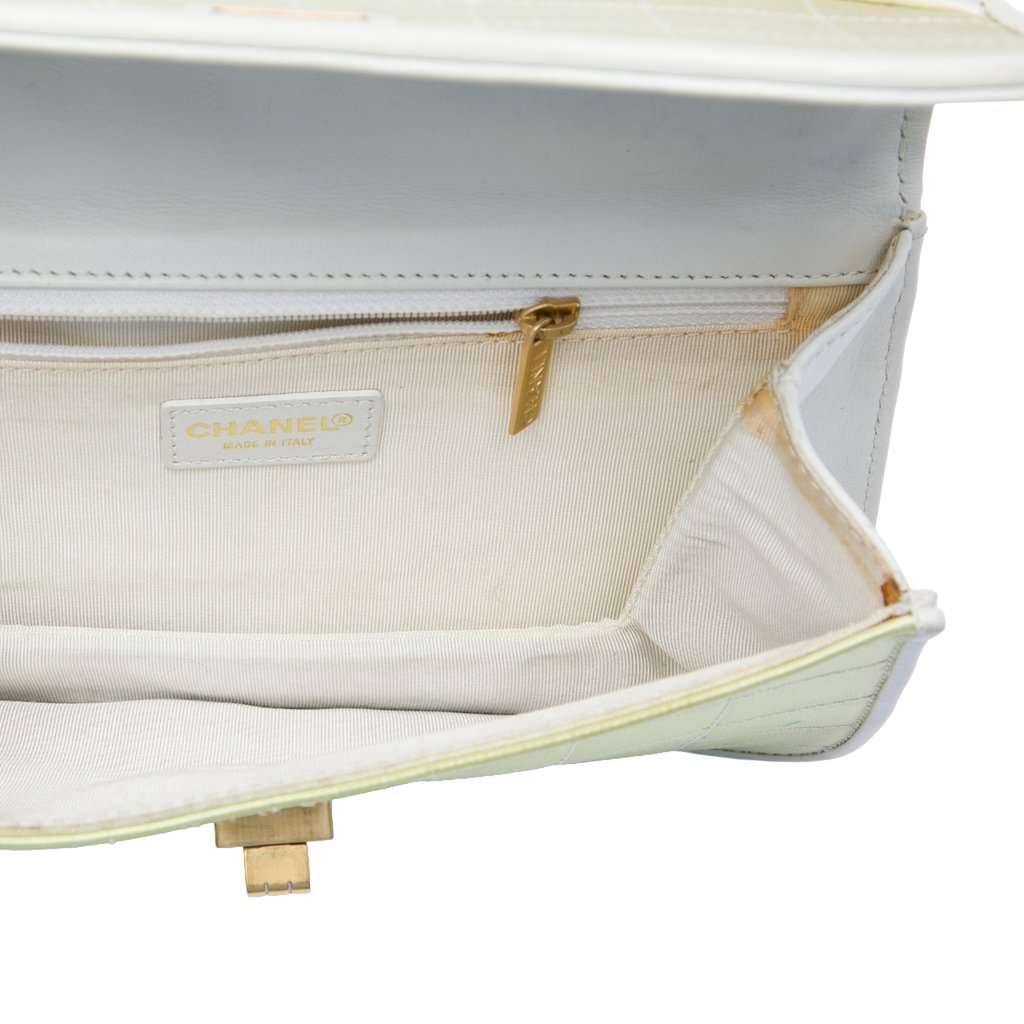 Chanel Chocolate Bar Satin Reissue 2.55 Single Flap Green Very good condition - Model View
