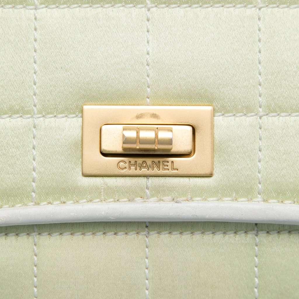 Chanel Chocolate Bar Satin Reissue 2.55 Single Flap Green Very good condition - Box View