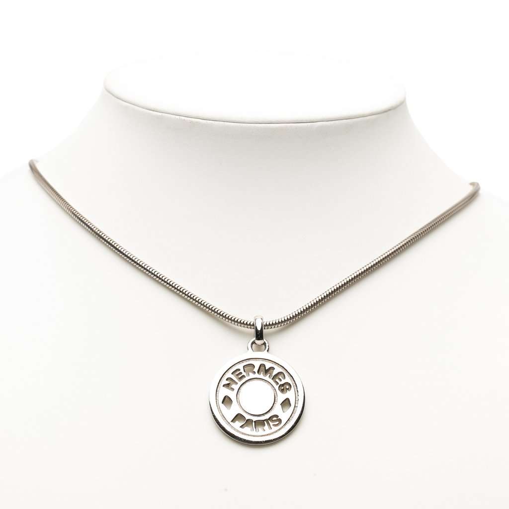 Hermès Palladium Plated Clou de Selle Pendant Necklace Silver Metal Very good condition - Model View