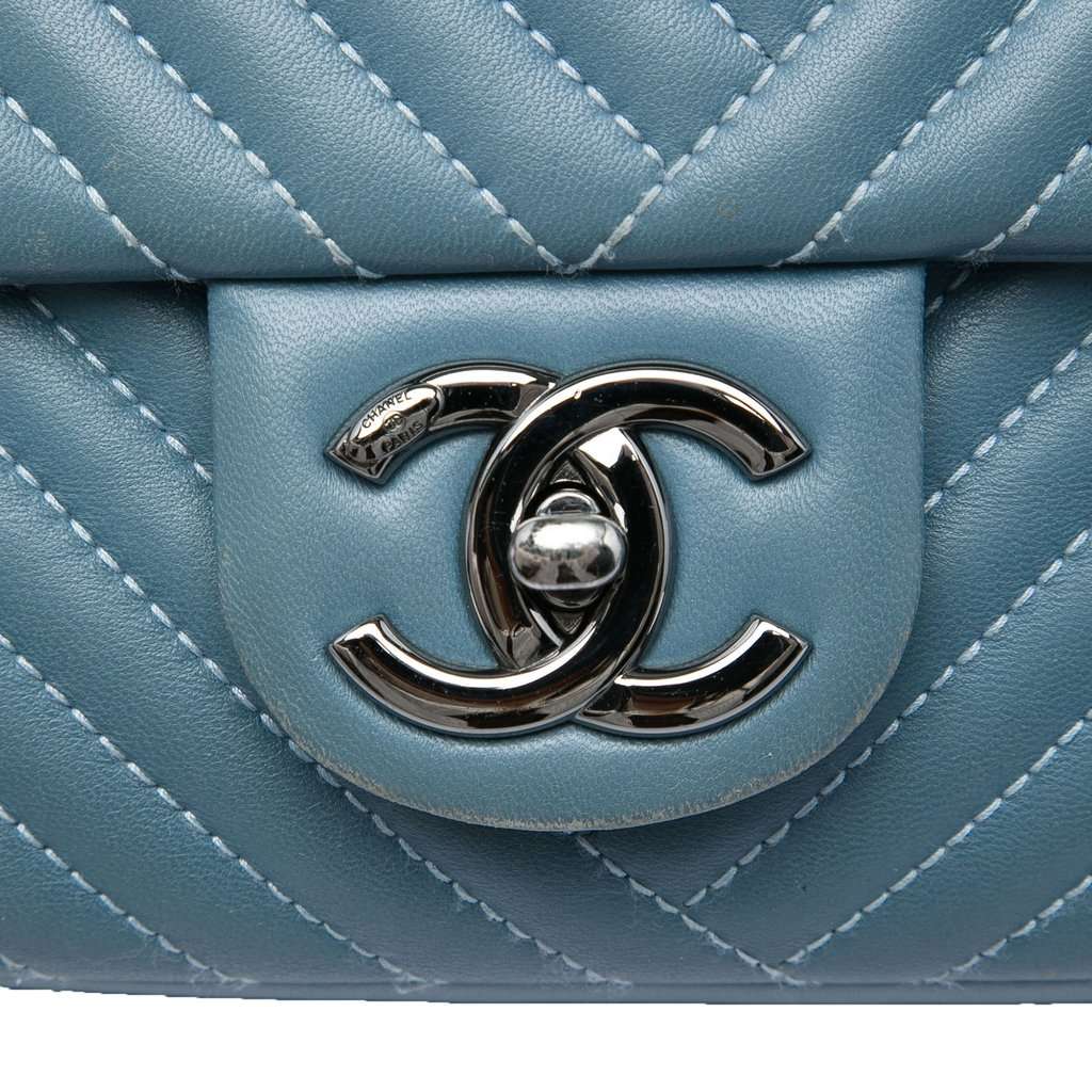 Chanel Large Lambskin CC Crossing Flap Blue Leather Very good condition - Box View