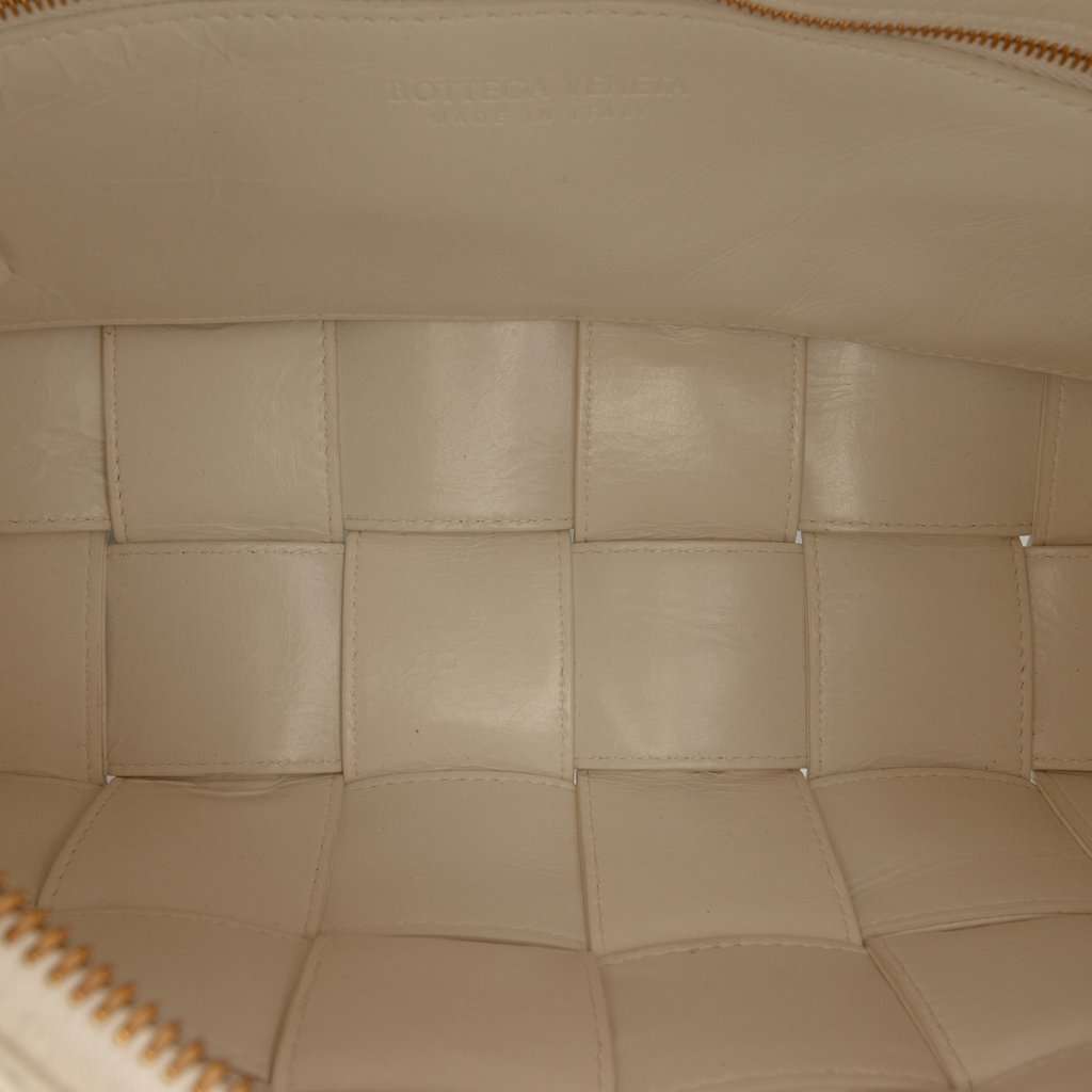 Bottega Veneta Calfskin Intreccio Plisse Cassette Shoulder Bag White Leather Very good - Model View