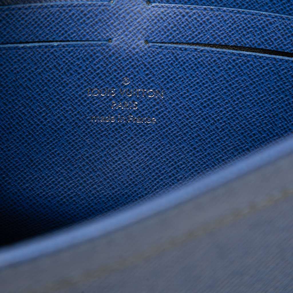 Louis Vuitton Taiga Pochette Voyage MM Blue Leather Very good condition - Box View