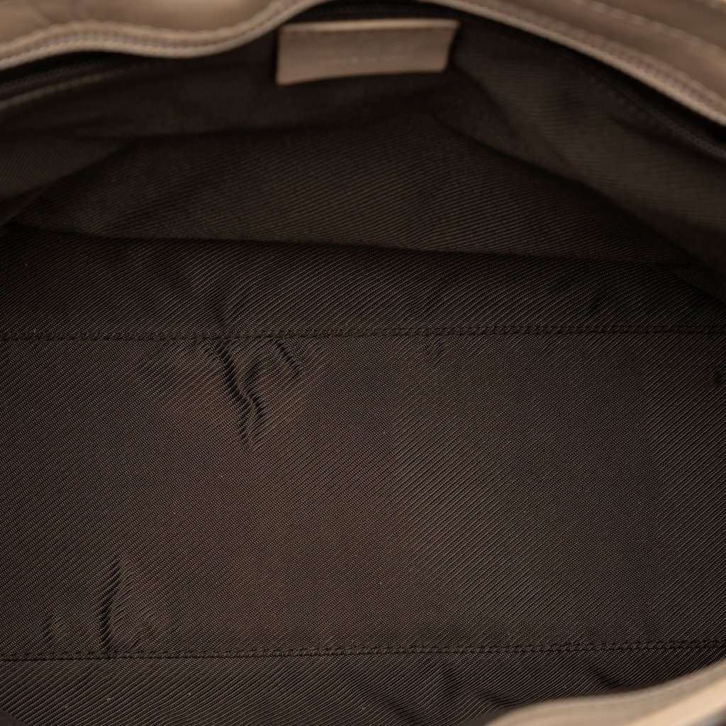 Gucci GG Canvas Tote Beige Very good condition - Model View