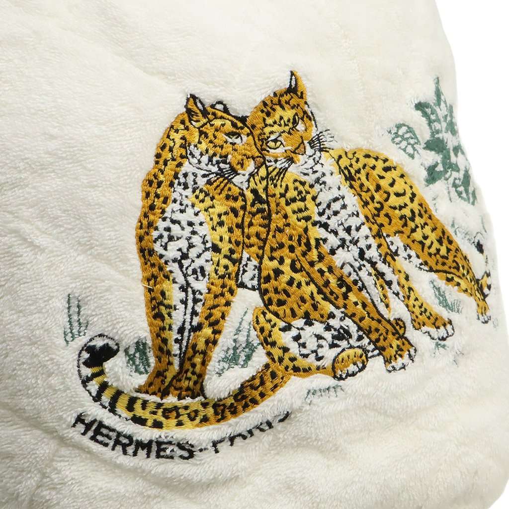 Hermès Leopard Embroidered Cotton Drawstring Bucket Bag White Very good condition - Model View