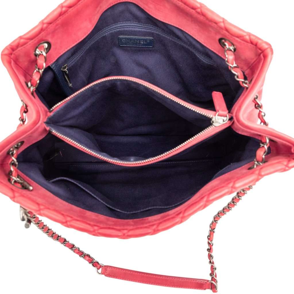 Chanel Large Quilted Iridescent Calfskin New Bubble Tote Red Leather Very good condition - Model View