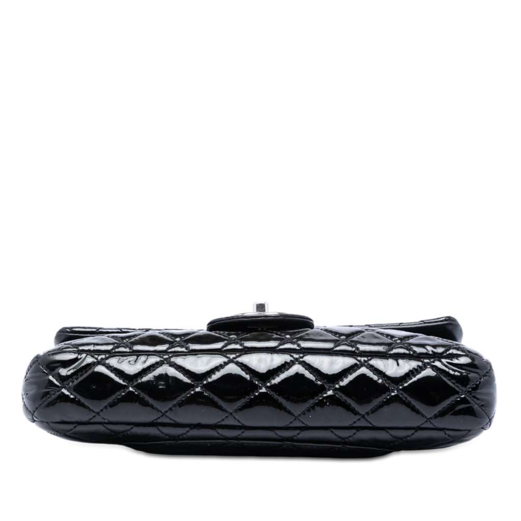 Chanel Quilted Patent East West Single Flap Black Leather Very good condition - Inside View