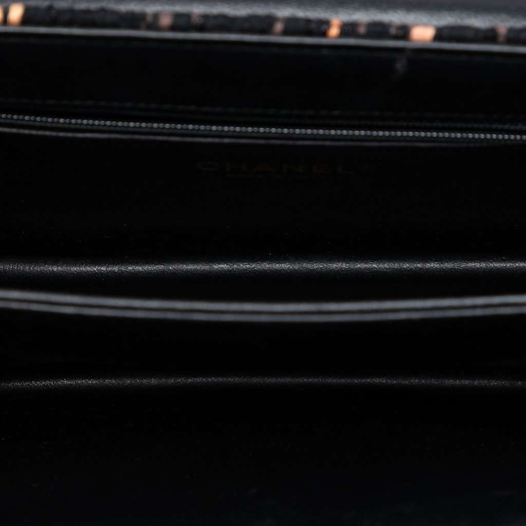 Chanel Medium Quilted Tweed Beauty Lock Flap Black Very good condition - Model View