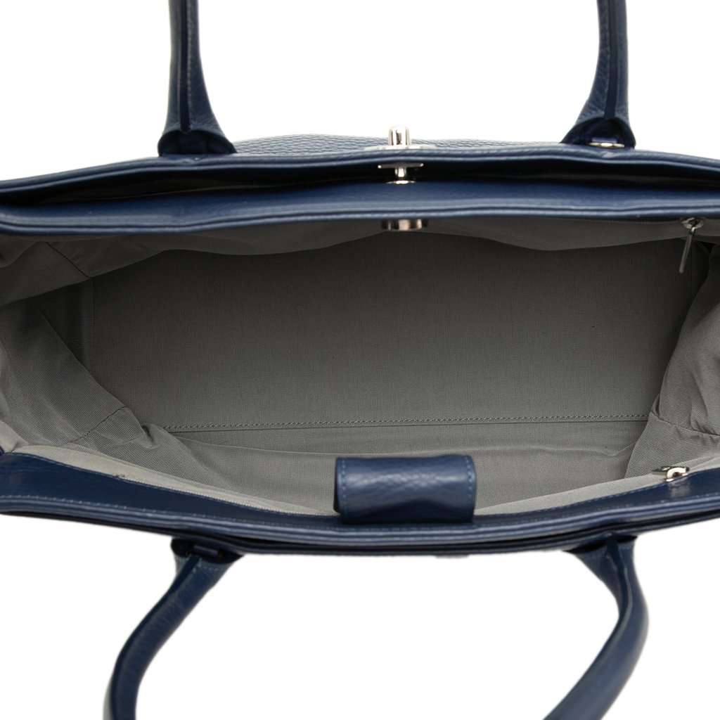 Chanel Medium Calfskin Executive Cerf Tote Blue Leather Very good condition - Model View