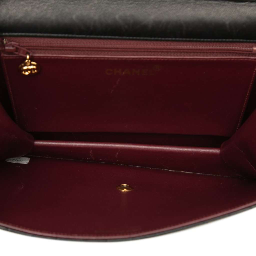 Chanel Medium CC Quilted Lambskin Single Flap Black Leather Very good condition - Model View