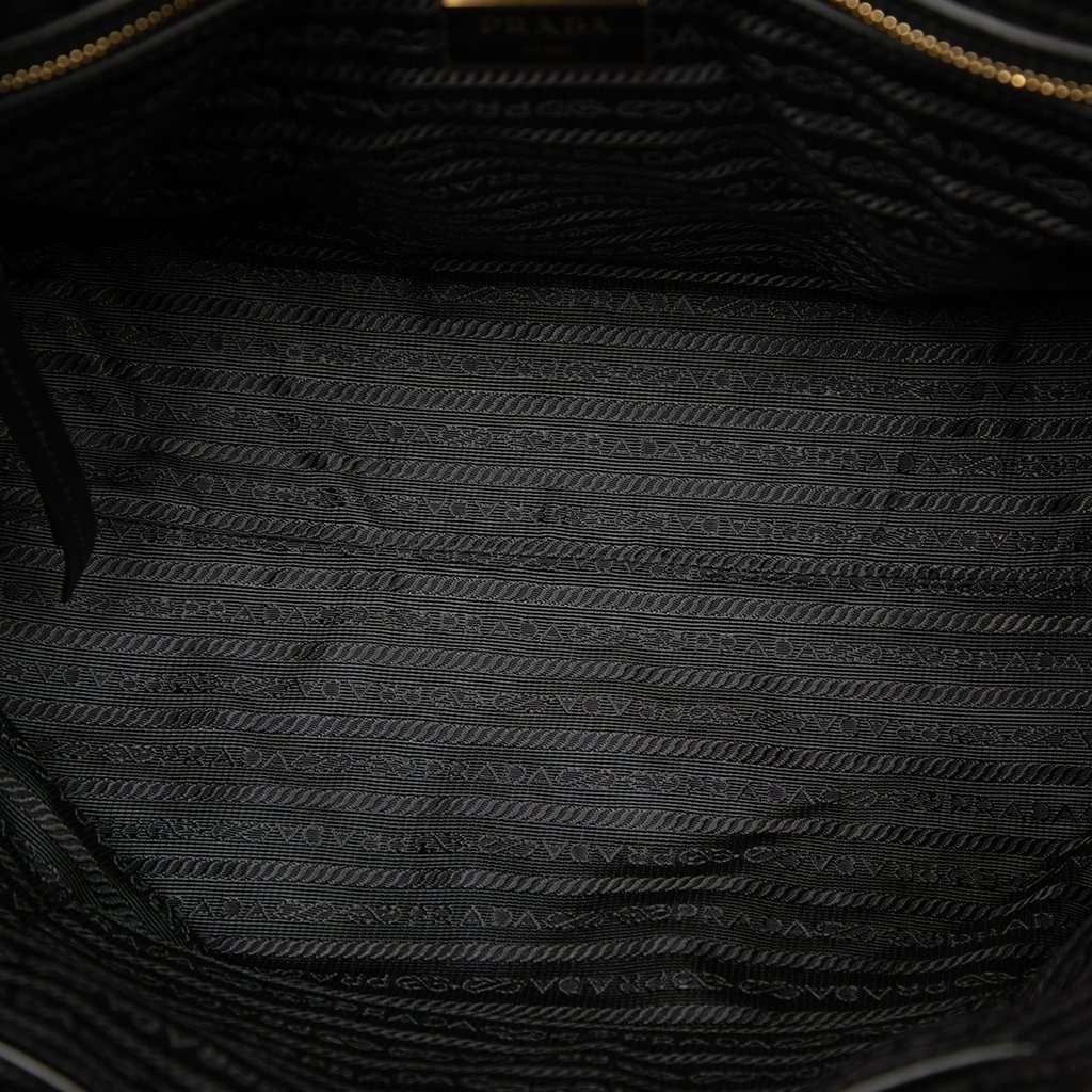 Prada Tessuto Tote Black Very good - Model View