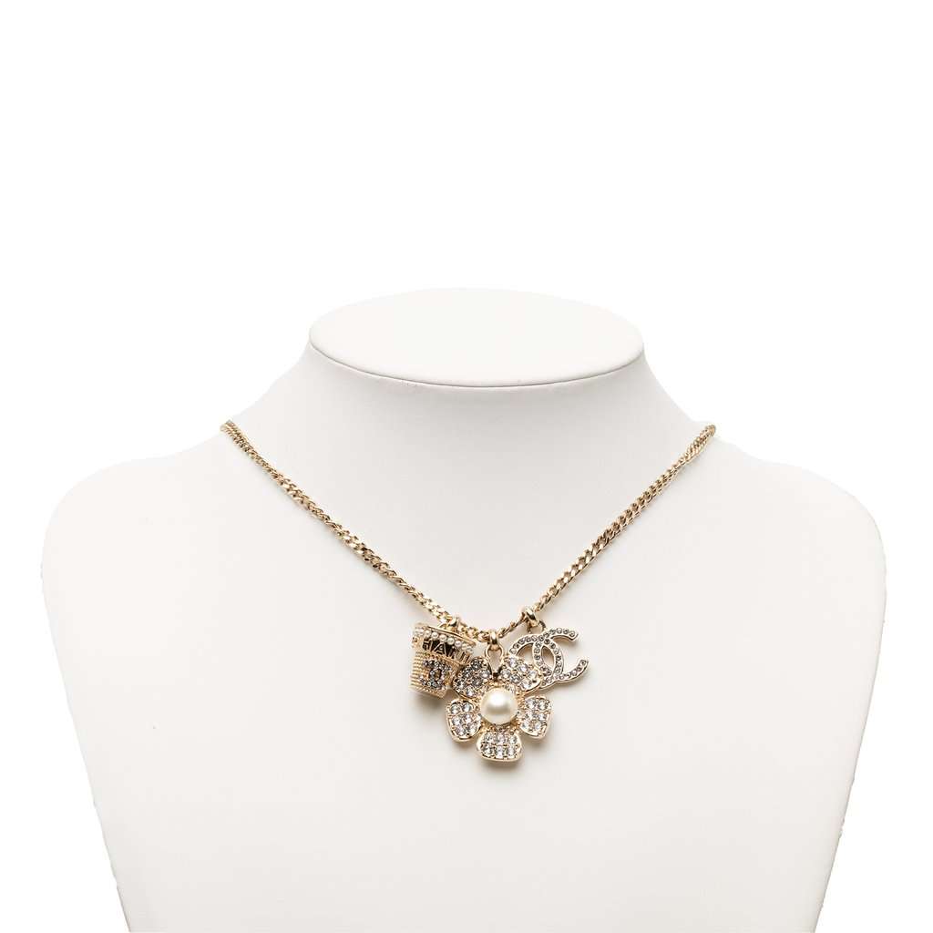 Chanel CC Gold Plated Strass and Faux Pearl Flower Pendant Necklace Gold Metal Very good - Model View