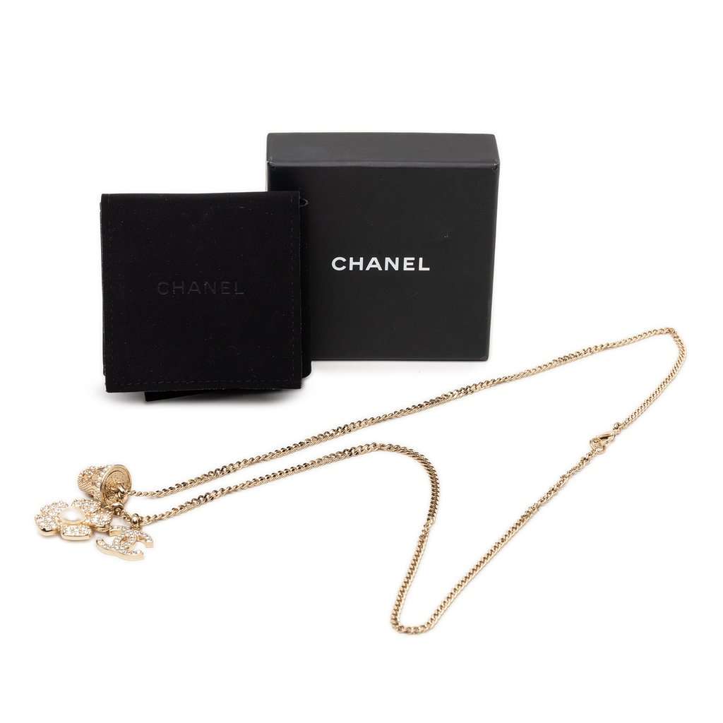 Chanel CC Gold Plated Strass and Faux Pearl Flower Pendant Necklace Gold Metal Very good - Box View