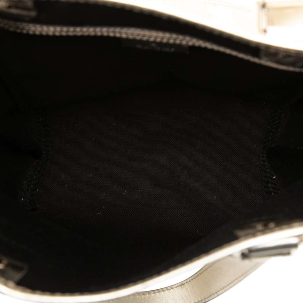 Gucci GG Supreme Tote White Very good - Model View