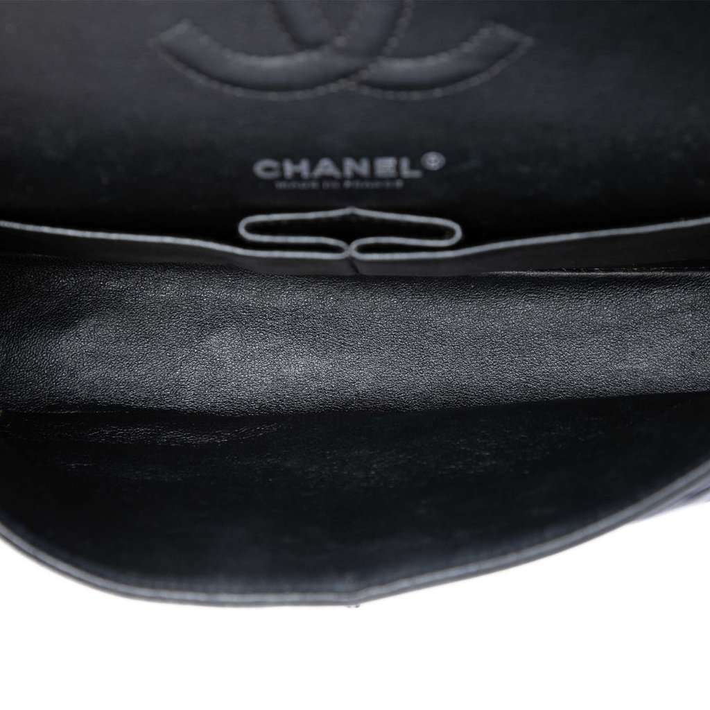 Chanel Medium Classic Chevron Lambskin Double Flap Black Leather Very good condition - Model View