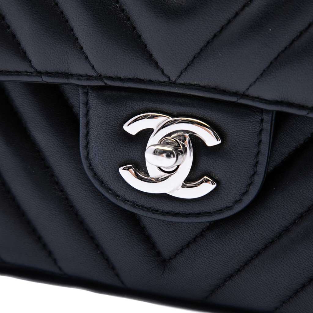Chanel Medium Classic Chevron Lambskin Double Flap Black Leather Very good condition - Box View
