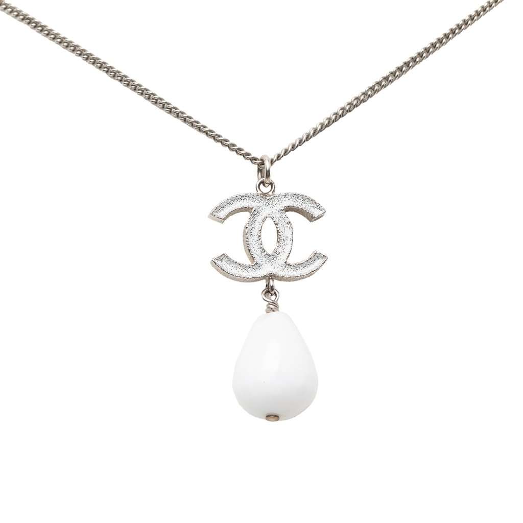 Chanel CC Brass Resin Teardrop Pendant Necklace Silver Metal Very good condition - Front View