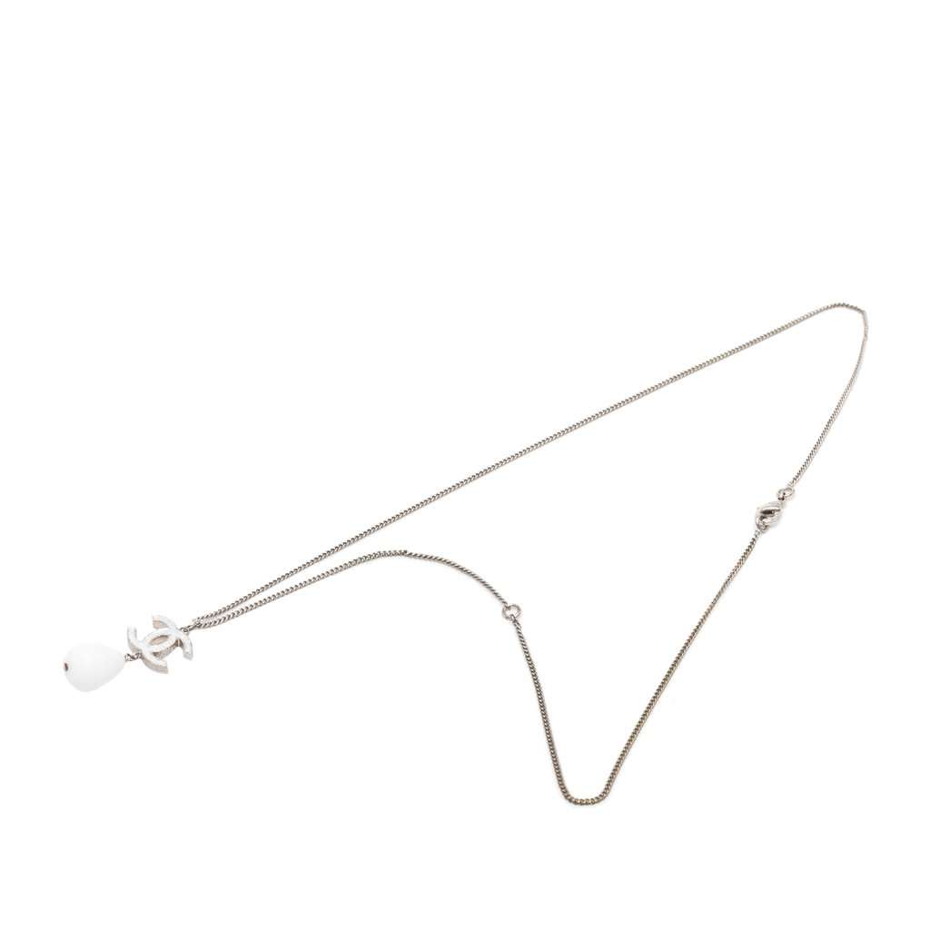 Chanel CC Brass Resin Teardrop Pendant Necklace Silver Metal Very good condition - Model View