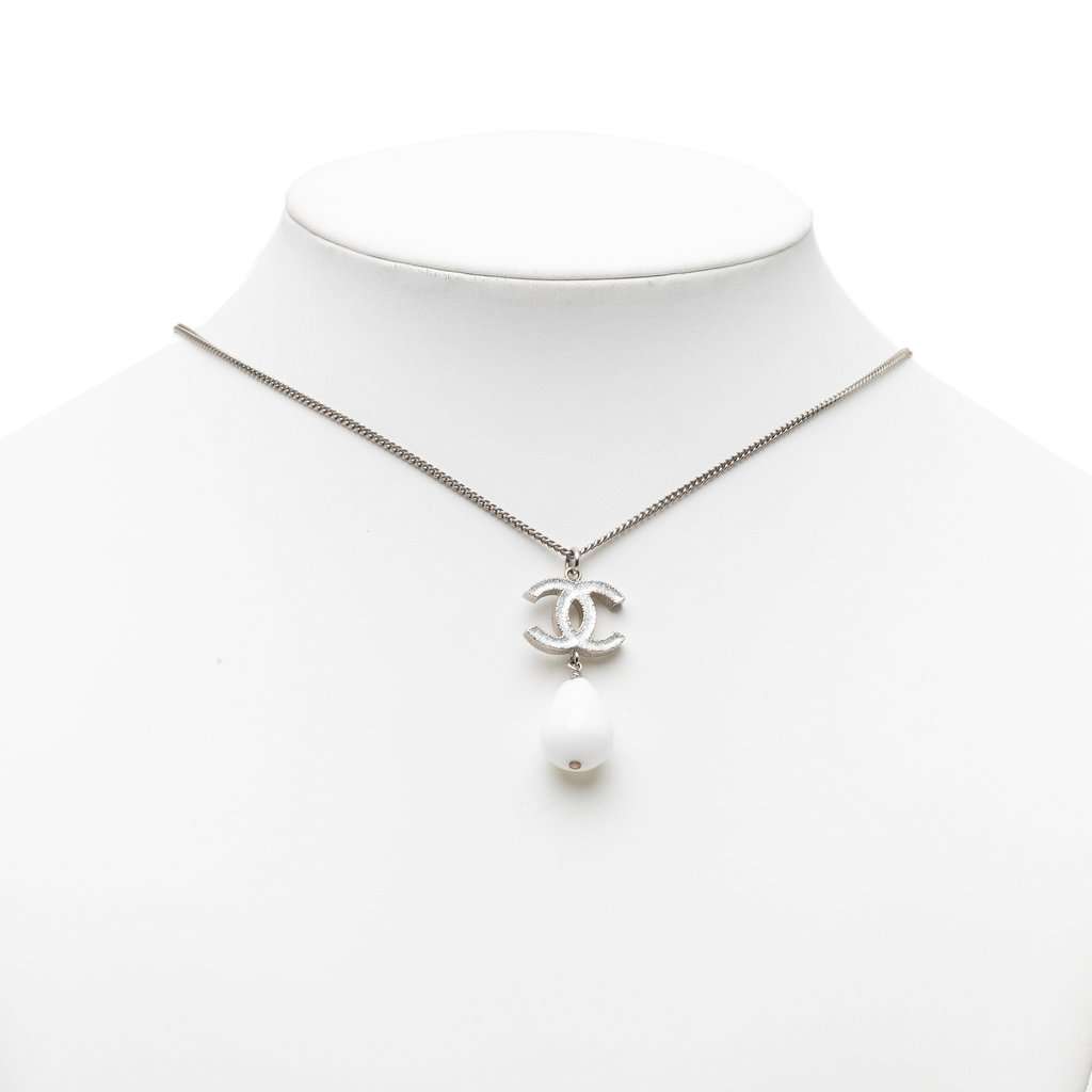 Chanel CC Brass Resin Teardrop Pendant Necklace Silver Metal Very good condition - Box View
