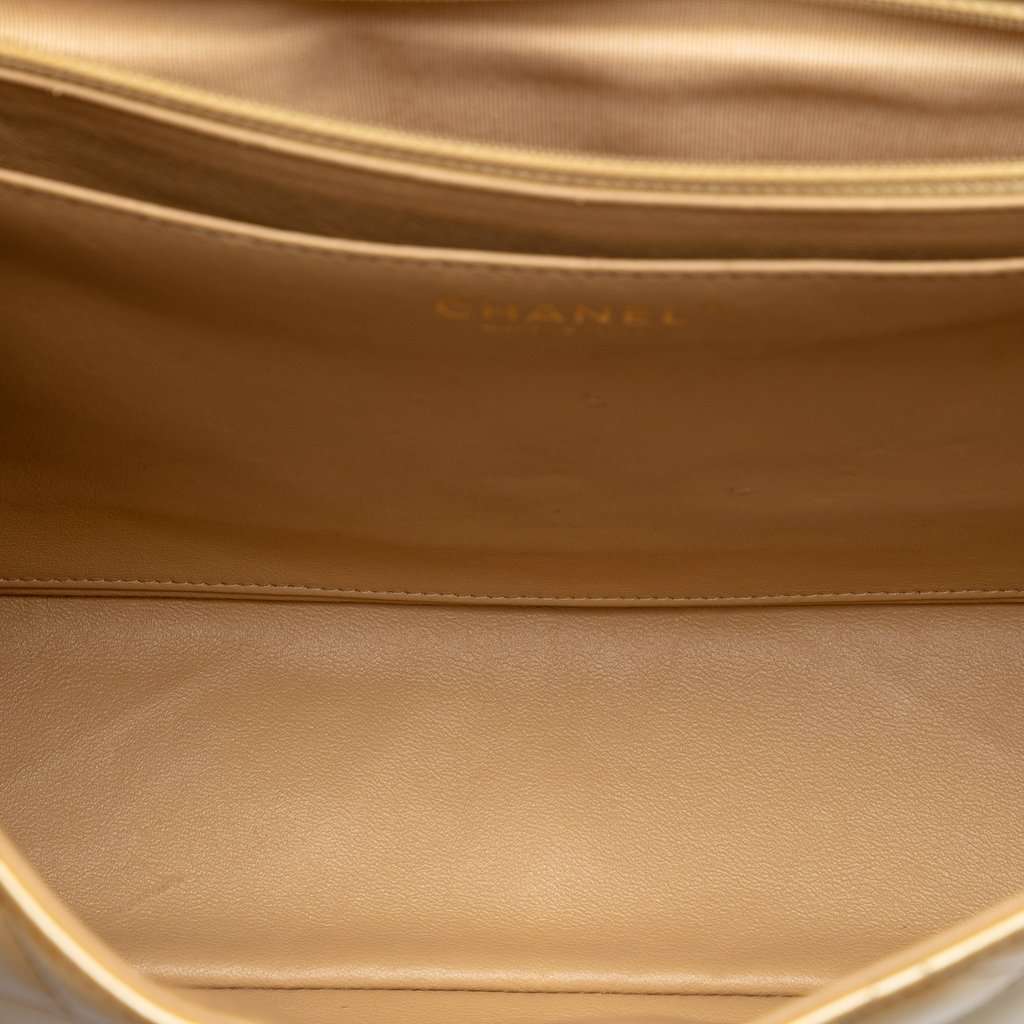 Chanel Maxi Classic Patent Single Flap Gold Leather Very good condition - Model View