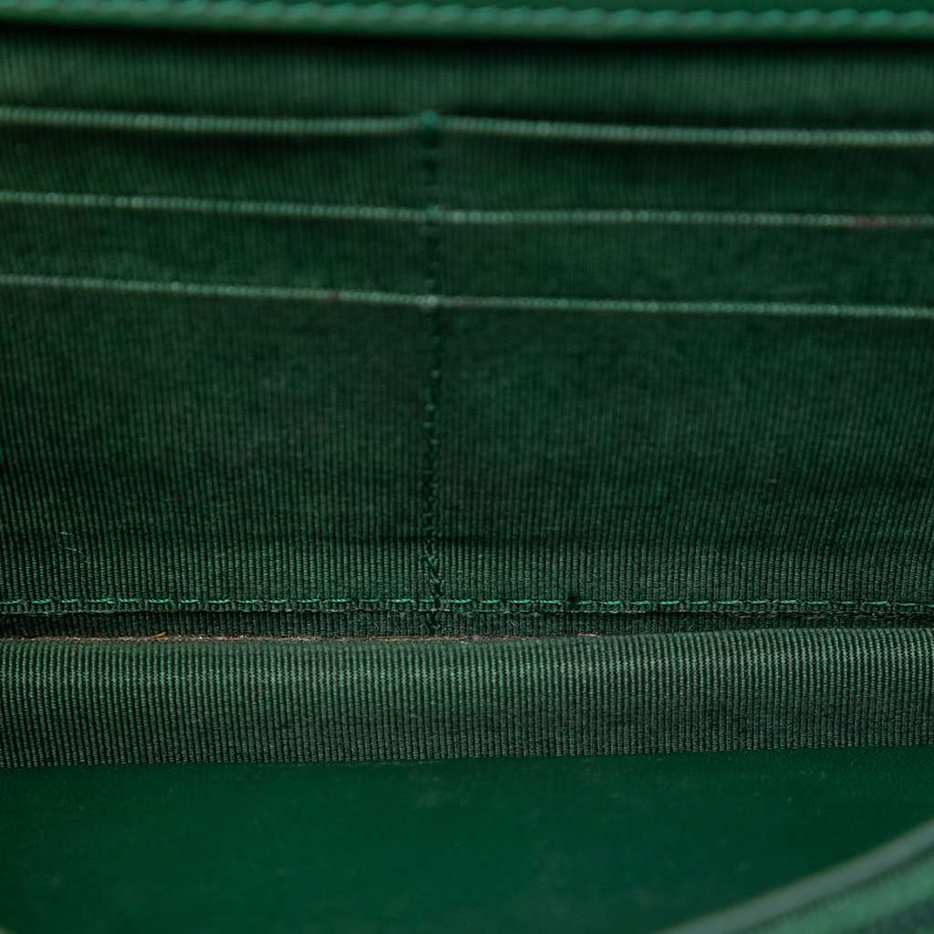 Chanel CC Quilted Patent Wallet On Chain Green Leather Very good condition - Model View