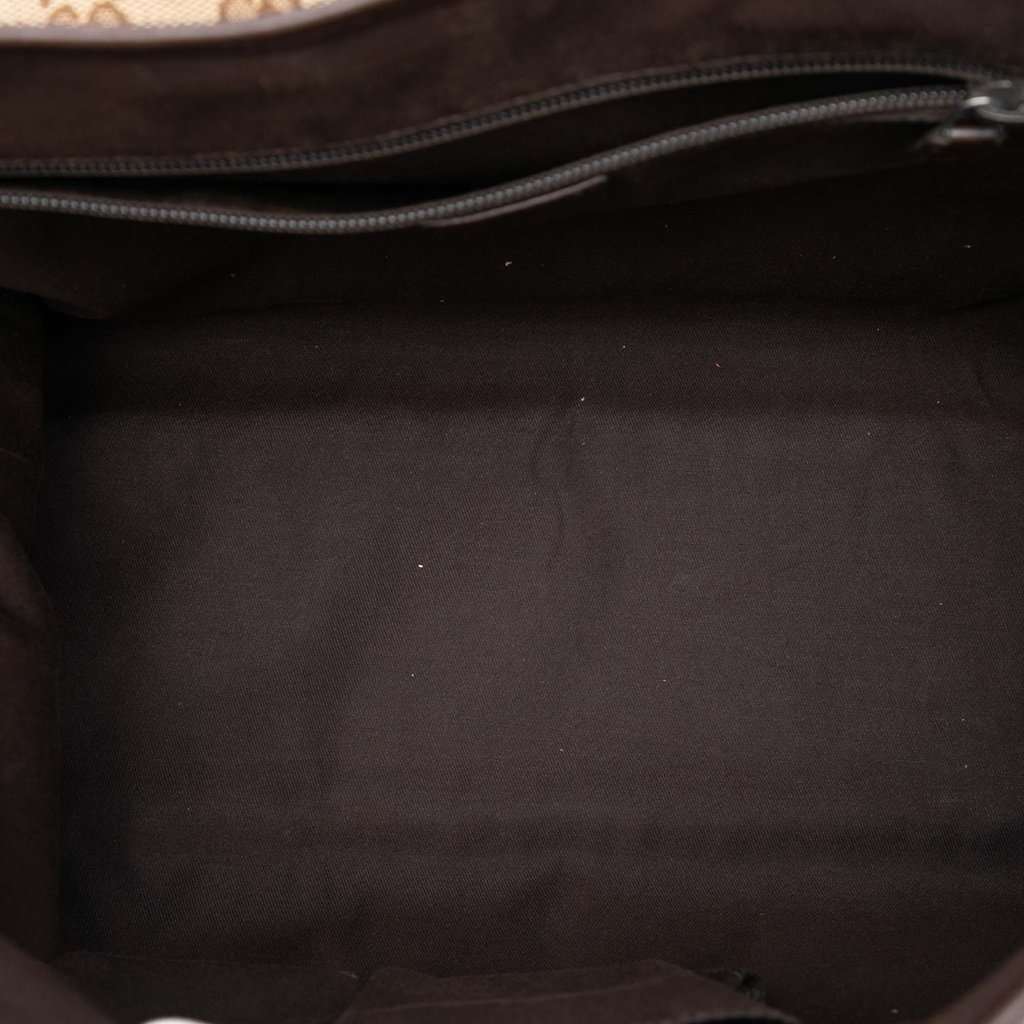 Gucci GG Canvas Flap Messenger Bag Beige Very good - Model View