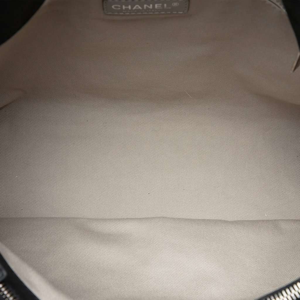Chanel Large CC Quilted Iridescent Calfskin Sea Hit Tote Black Leather Very good condition - Model View