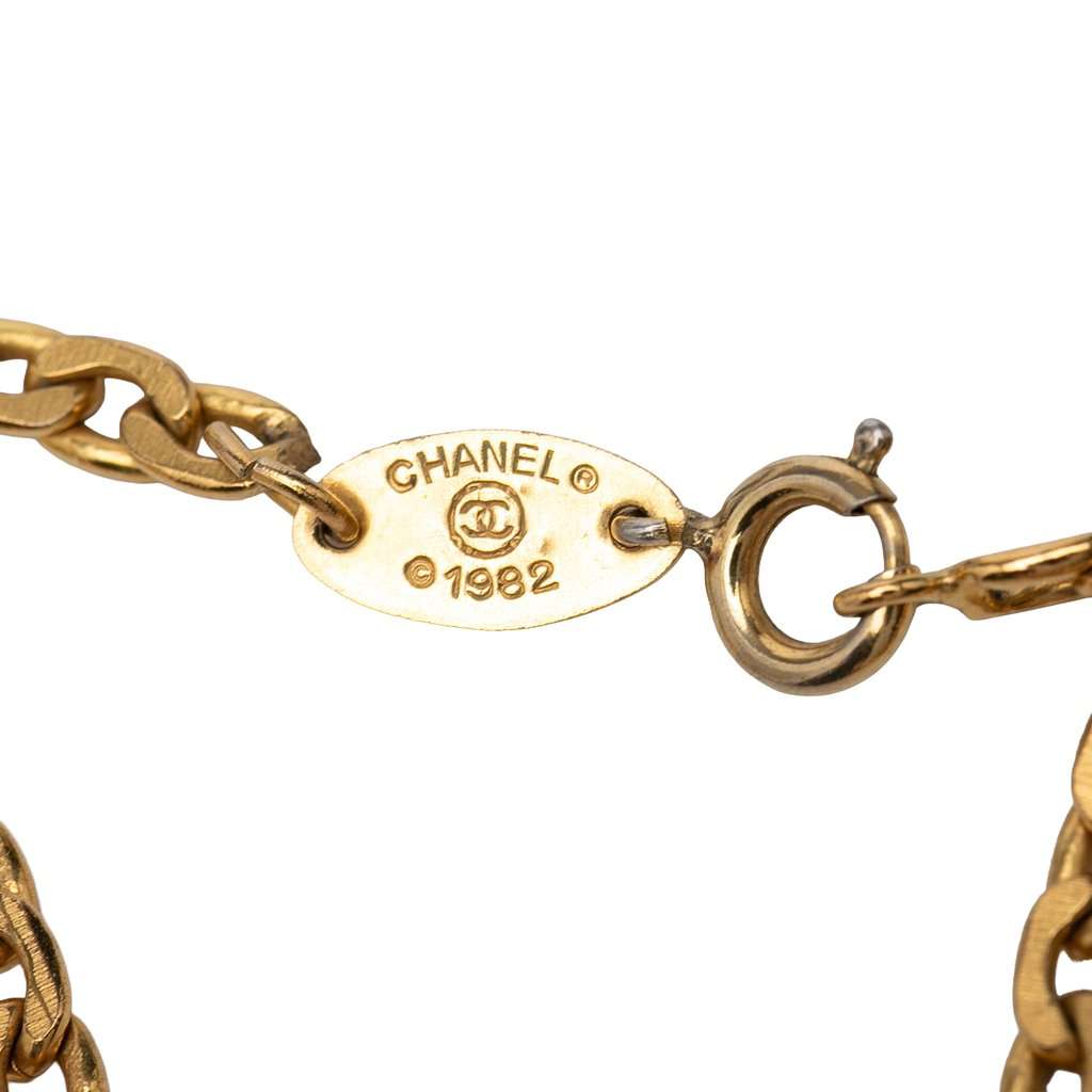Chanel CC Gold Plated Strass Pendant Necklace Gold Metal Very good condition - Model View