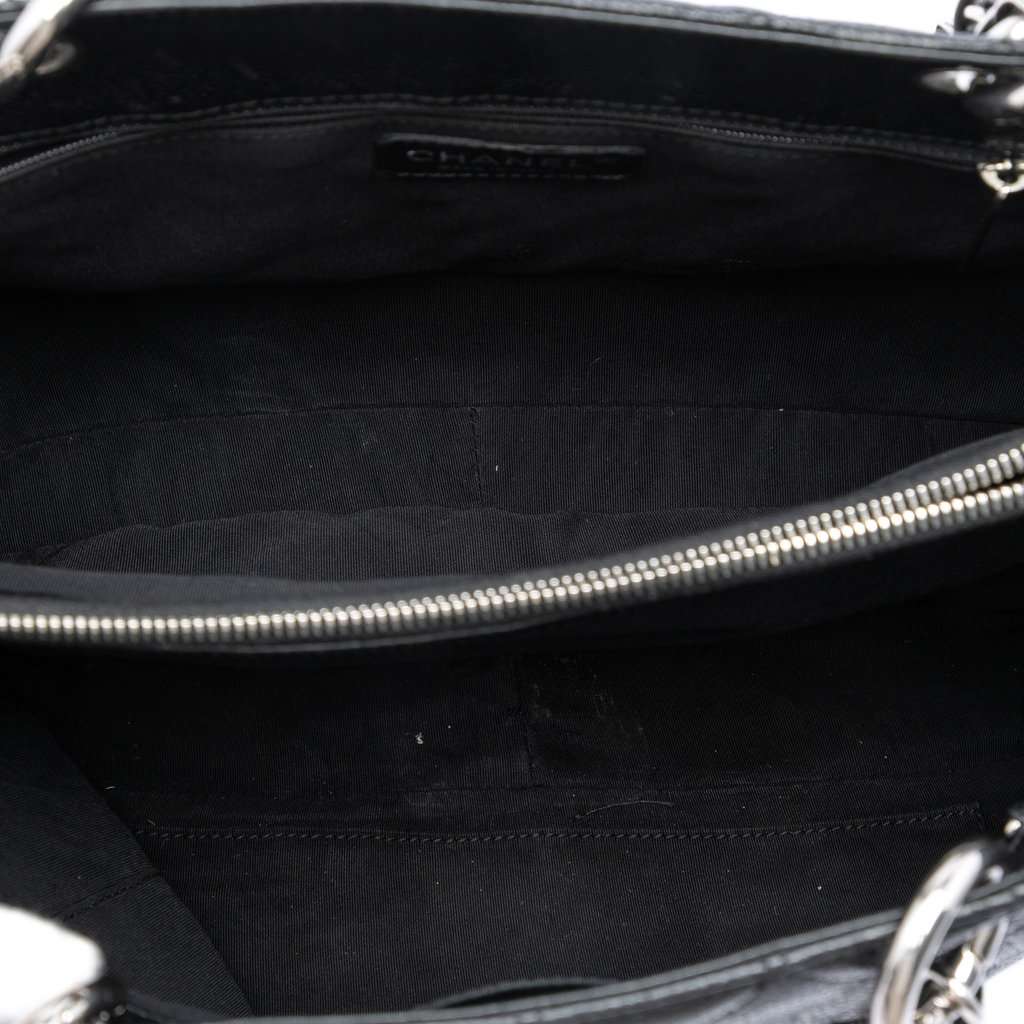 Chanel Caviar Grand Shopping Tote Black Leather Very good condition - Model View