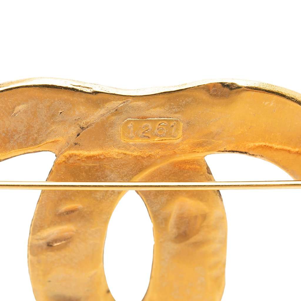 Chanel CC Gold Plated Quilted Diamond  Brooch Gold Metal Very good - Model View