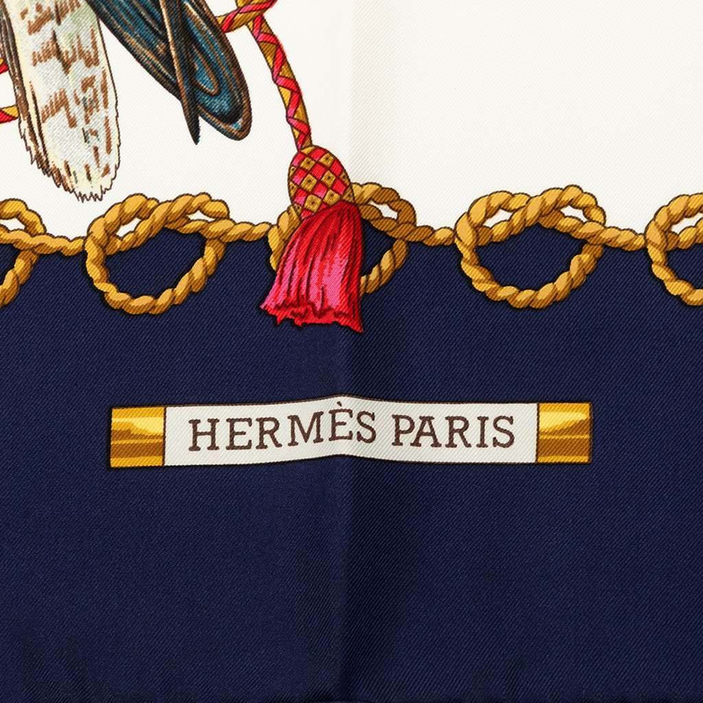 Hermès Les Oiseaux du Roy Silk Scarf 90 White Very good - Model View