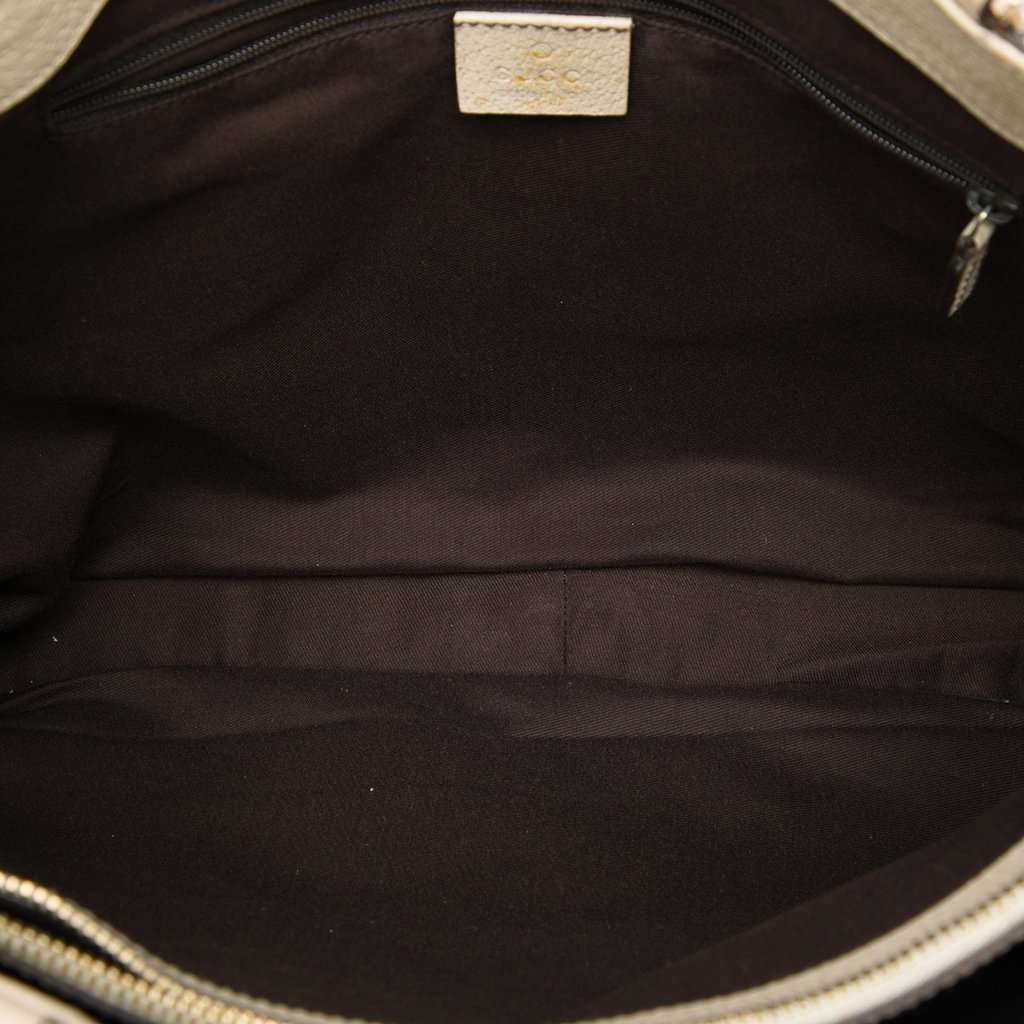 Gucci GG Canvas Abbey D Ring Tote Beige Very good - Model View