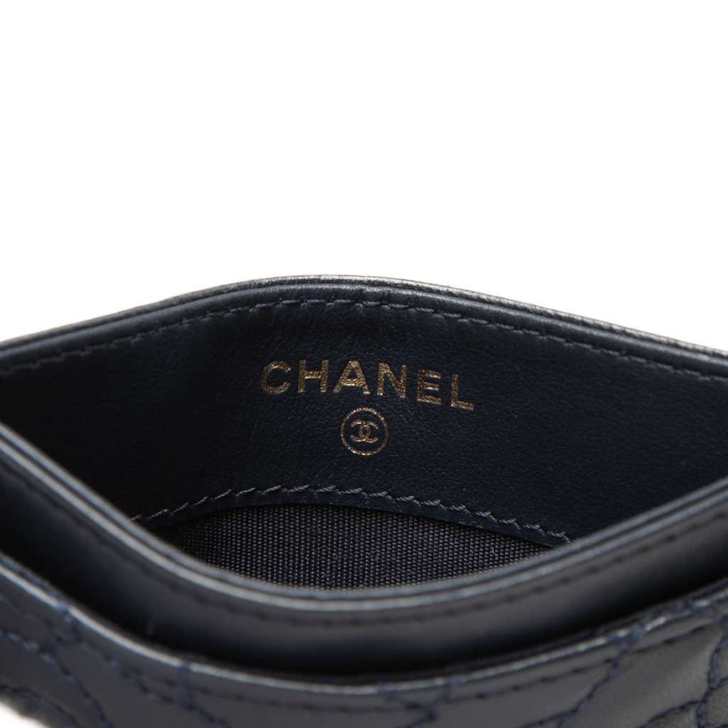 Chanel CC Embossed Lambskin Camellia Card Holder Blue Leather Very good condition - Model View
