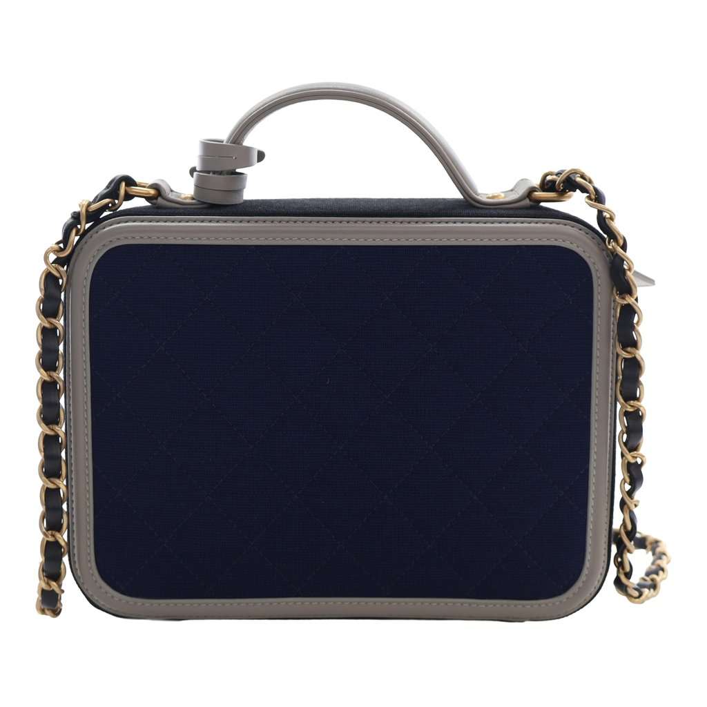 Chanel Medium Tricolor Jersey CC Filigree Vanity Case Blue Very good condition - Model View