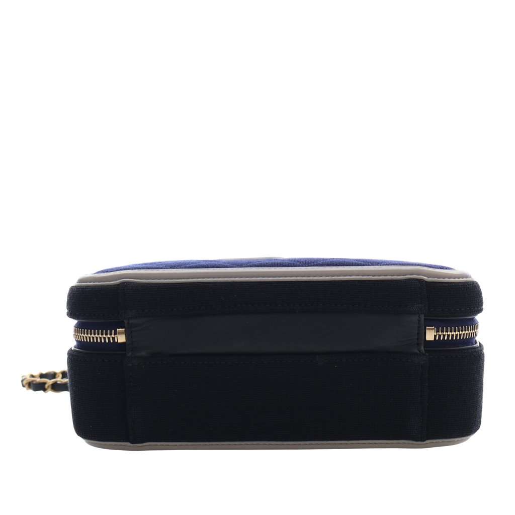 Chanel Medium Tricolor Jersey CC Filigree Vanity Case Blue Very good condition - Box View