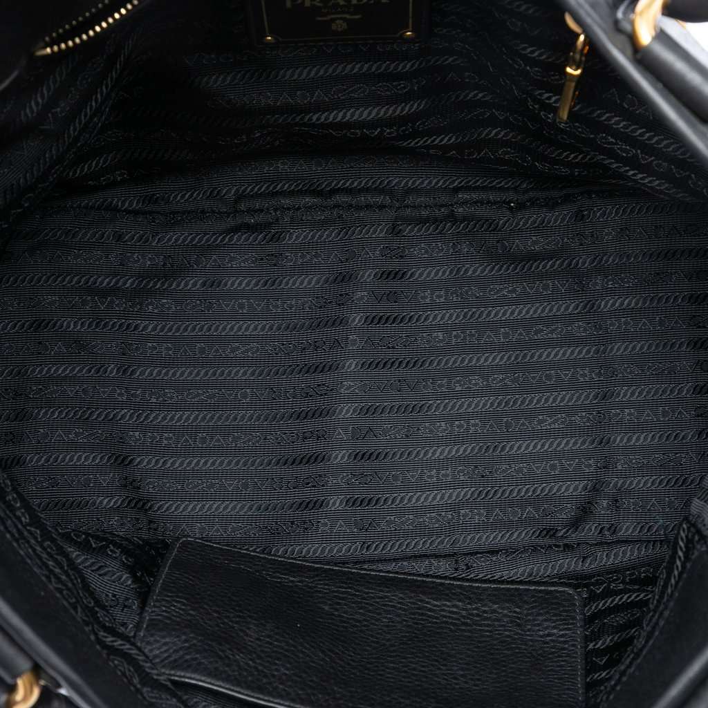 Prada Vitello Daino Trimmed Tessuto Handbag Black Very good condition - Model View