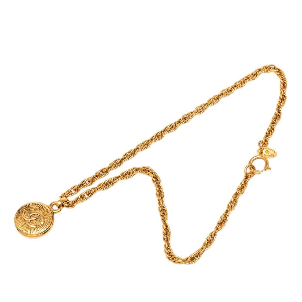 Chanel CC Gold Plated Medallion Pendant Necklace Gold Metal Very good condition - Front View
