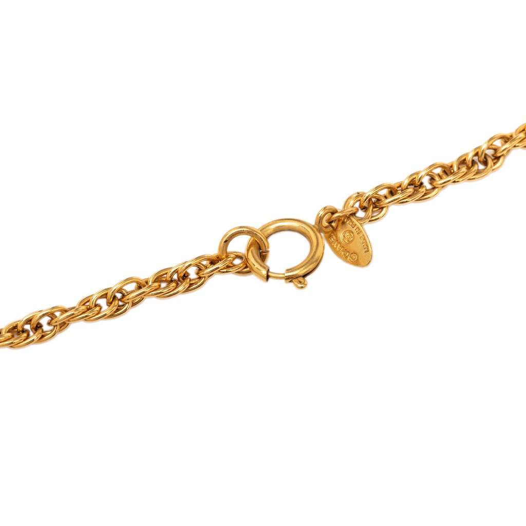 Chanel CC Gold Plated Medallion Pendant Necklace Gold Metal Very good condition - Model View