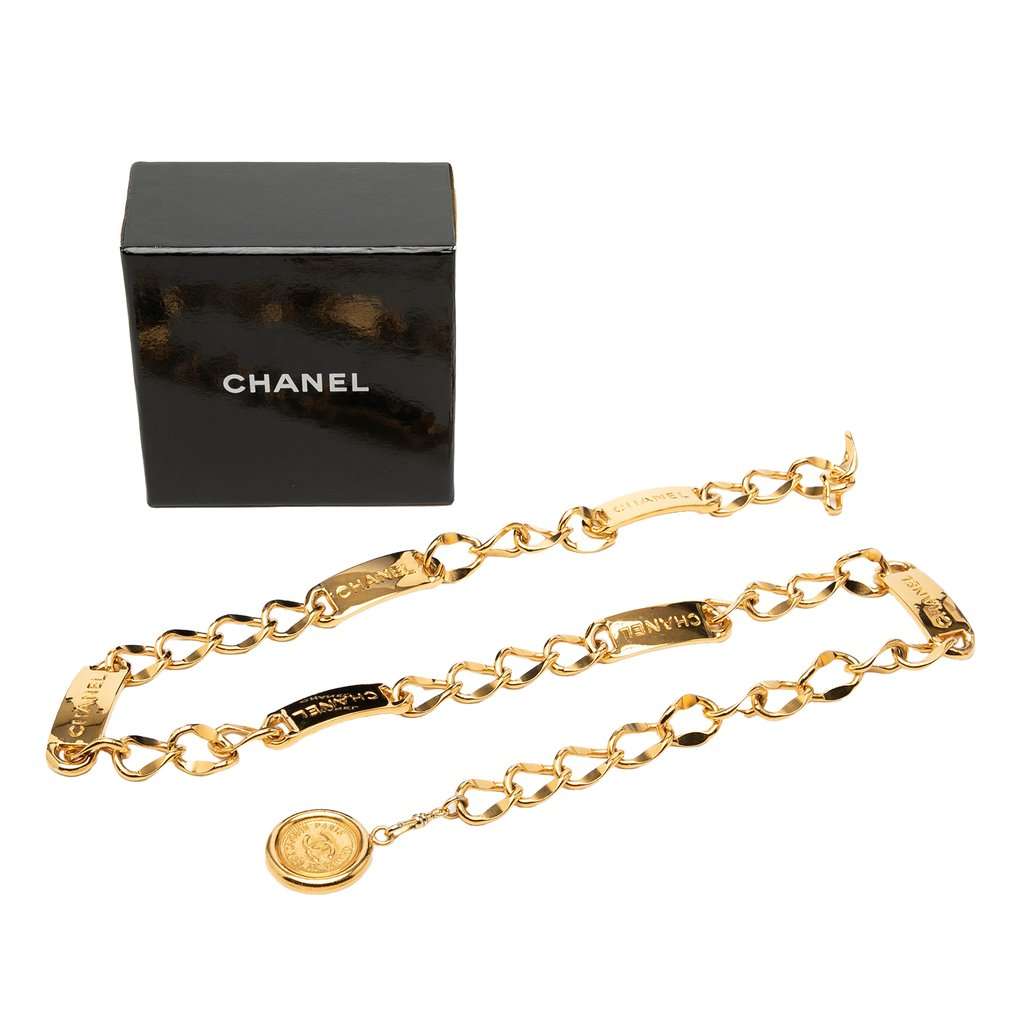 Chanel CC Gold Plated Logo Plate Rue Cambon Medallion Chain Link Belt Gold Metal Very good - Model View